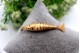 Pingente em ouro articulado dourado em forma de peixe articulado com argola