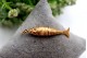 Pingente em ouro articulado dourado em forma de peixe articulado com argola