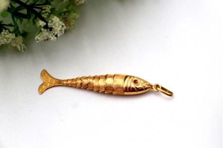 Pingente em ouro articulado dourado em forma de peixe articulado com argola