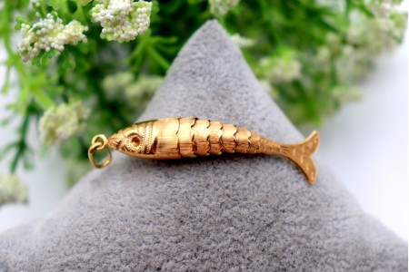 Pingente em ouro articulado dourado em forma de peixe articulado com argola