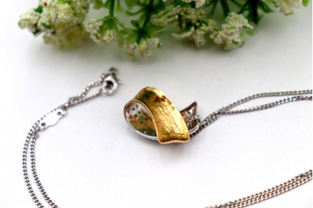 Medalha - pingente em ouro bicolor com diamantes (29) em talhe brilhante 8/8.
