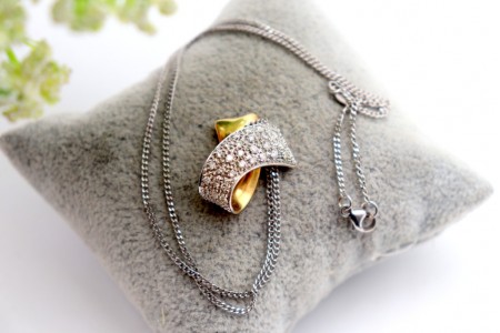 Medalha - pingente em ouro bicolor com diamantes (29) em talhe brilhante 8/8.