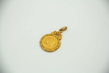Medalha de ouro amarelo com meia libra incorporada
