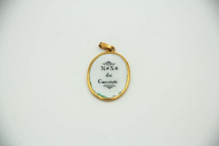 Medalha em ouro envolvendo Nossa Senhora da Conceição em esmalte
