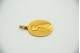 Medalha em ouro amarelo com figura relevada de Santa orando.