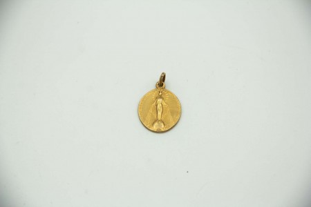 Medalha em ouro amarelo com Nossa Senhora em vulto perfeito