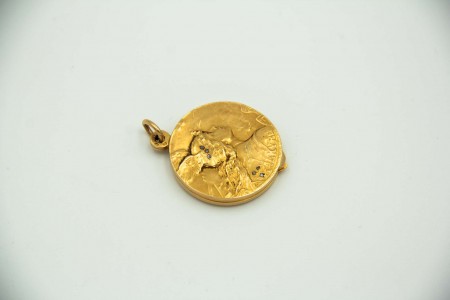 Medalha em ouro amarelo com relevos e espelho em formato de abrir para fotos