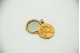 Medalha circular em ouro amarelo com espelho e em formato de abrir para fotos