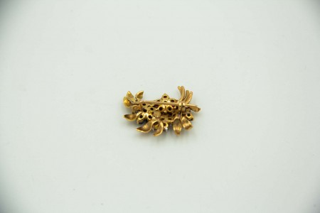 Pregadeira em ouro amarelo com diamantes em talhe brilhante, rubis e safiras