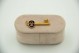 Medalha de ouro amarelo em forma de chave com esmaltes policromados aplicados.