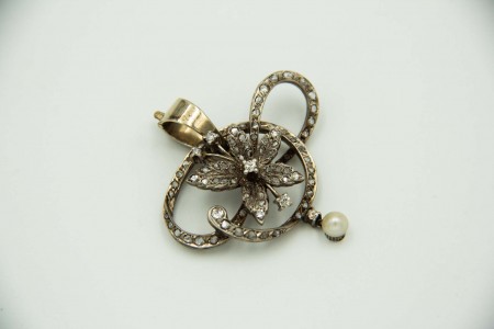 Medalha em ouro branco com diamantes (5) em talhe brilhante e pérola de cultura
