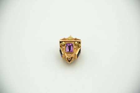 Medalha em ouro amarelo em forma de candeeiro com aplicação de ametistas 