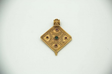 Medalha de ouro em forma de losango com pedras coloridas aplicadas