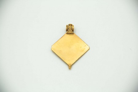 Medalha em ouro em forma de losango com pedras coloridas aplicadas