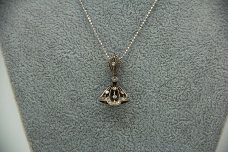 Medalha de ouro branco com recortes e diamantes (23) em talhe brilhante 8/8