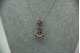 Medalha de ouro branco com recortes e diamantes (23) em talhe brilhante 8/8
