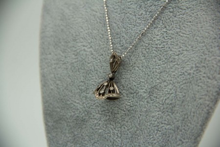 Medalha em ouro branco com recortes e diamantes (23) em talhe brilhante 8/8
