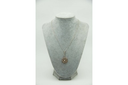Medalha circular em ouro branco com diamantes