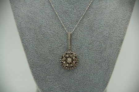 Medalha circular em ouro branco com diamantes