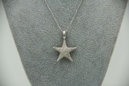 Medalha de ouro branco em forma de estrela do mar com diamantes (142) em talhe b