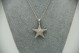 Medalha de ouro branco em forma de estrela do mar com diamantes (142) em talhe b