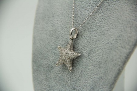 Medalha em ouro branco em forma de estrela do mar com diamantes (142) em talhe 