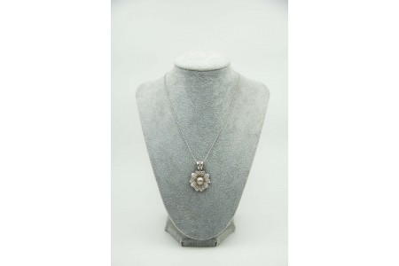 Medalha de ouro branco em forma de flor com diamantes (85) em talhe brilhante e 