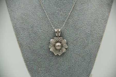 Medalha de ouro branco em forma de flor com diamantes (85) em talhe brilhante e 