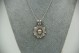 Medalha de ouro branco em forma de flor com diamantes (85) em talhe brilhante e 
