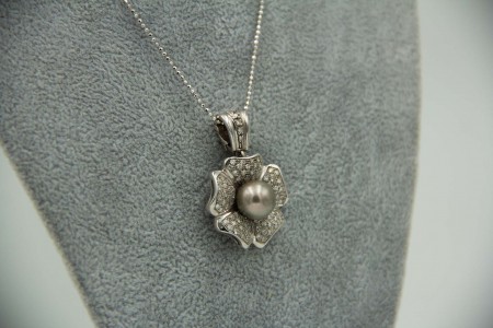 Medalha de ouro branco em forma de flor com diamantes (85) em talhe brilhante