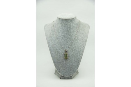 Medalha rectangular em ouro branco com diamantes