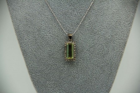 Medalha rectangular em ouro branco com diamantes
