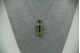 Medalha rectangular em ouro branco com diamantes