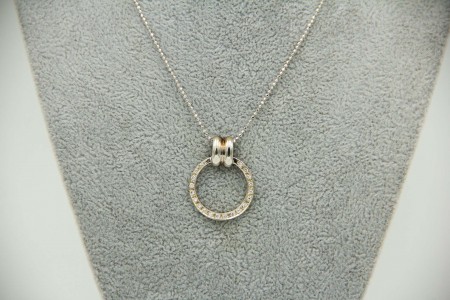 Medalha circular em ouro branco com diamantes (21) em talhe brilhante 8/8.