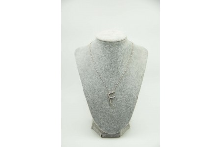 Medalha de ouro branco com letra F com diamantes (21) em talhe brilhante 8/8