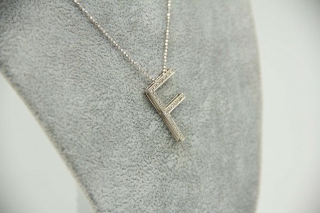 Medalha de ouro branco com letra F com diamantes (21) em talhe brilhante 8/8