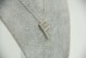 Medalha de ouro branco com letra F com diamantes (21) em talhe brilhante 8/8