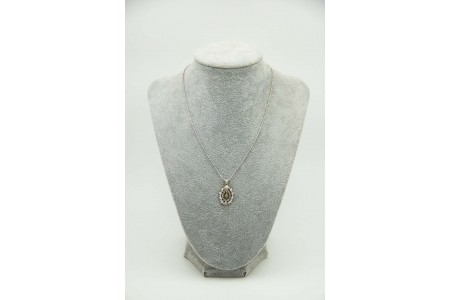 Medalha oval em ouro branco com diamantes (25) em talhe brilhante antigo
