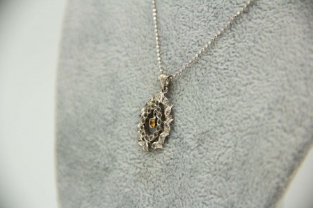 Medalha oval em ouro branco com diamantes (25) em talhe brilhante antigo