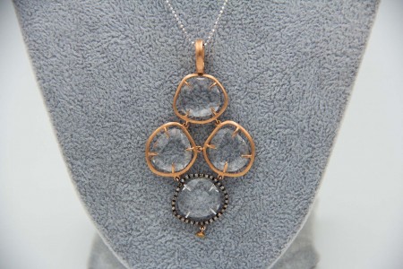 Medalha em ouro bicolor com iolites e diamantes (36) em talhe brilhante 8/8 