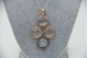 Medalha em ouro bicolor com iolites e diamantes (36) em talhe brilhante 8/8 