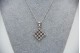 Medalha/pingente de ouro branco em formato quadrado com diamantes (16) em talhe 