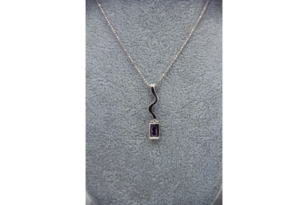 Medalha/pingente de ouro branco com aplicação de ametista lapidada.