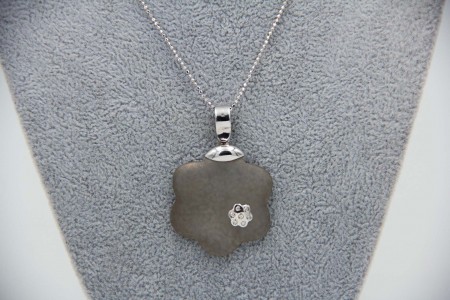 Medalha em ouro branco envolvendo vidro em forma de flôr e diamantes (7) 
