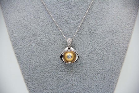 Medalha bicolor em forma de olho com diamantes (11) em talhe 8/8 central 0.20 ct