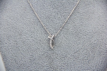  Medalha/pingente de ouro branco com diamantes (9) em talhe brilhante 8/8.