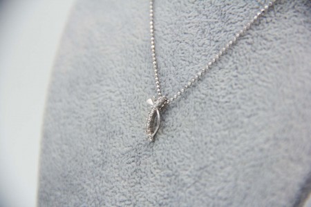  Medalha/pingente de ouro branco com diamantes (9) em talhe brilhante 8/8.