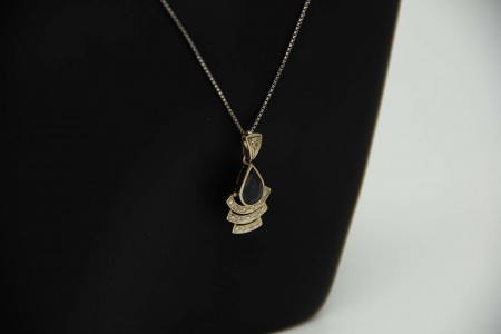 Medalha em ouro branco em forma de lágrima degradè com diamantes (15) 