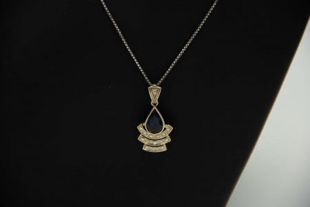 Medalha em forma de lágrima e degradè em ouro branco com diamantes (15) 