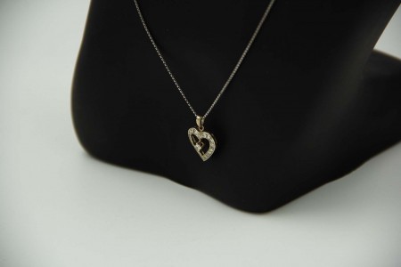 Medalha/pingente em ouro branco em forma de coração aberto com diamantes (20)
